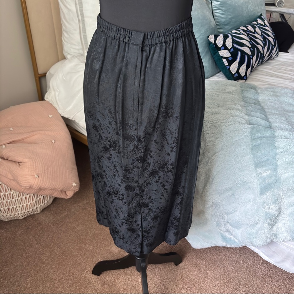 Chic Black Patterned Midi Skirt - image 3